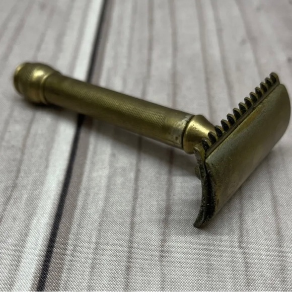 Vintage Gillette Goldtone Double Edge Safety Razor - Picture 1 of 7